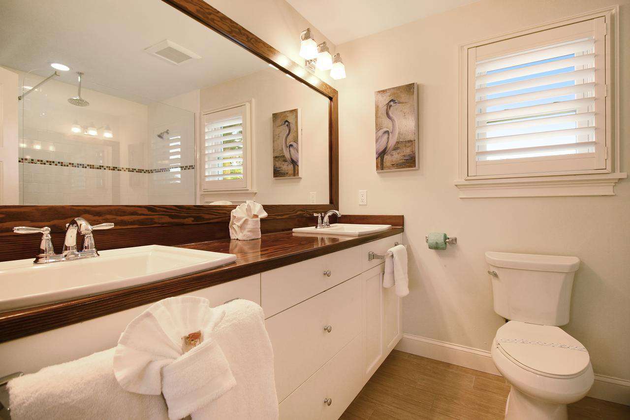 Full bath attached to Queen bedroom