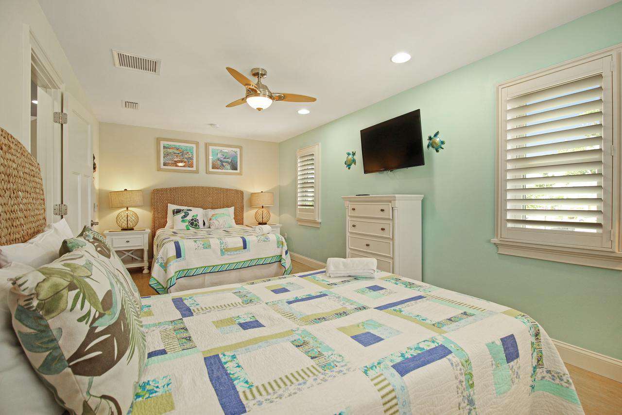 2 double beds bedroom have a full bath in the hallway