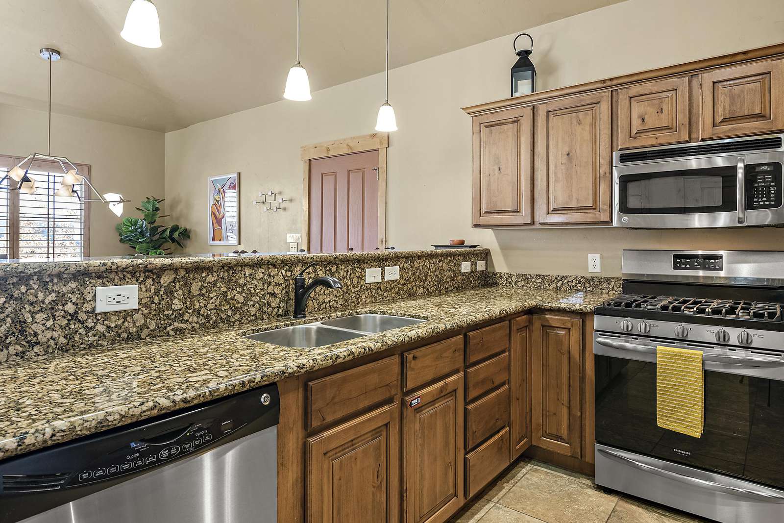 Plenty of preparation room with dishwasher