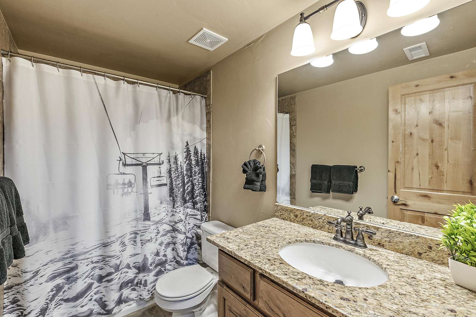 Guest bathroom shared by guest and twin bedrooms