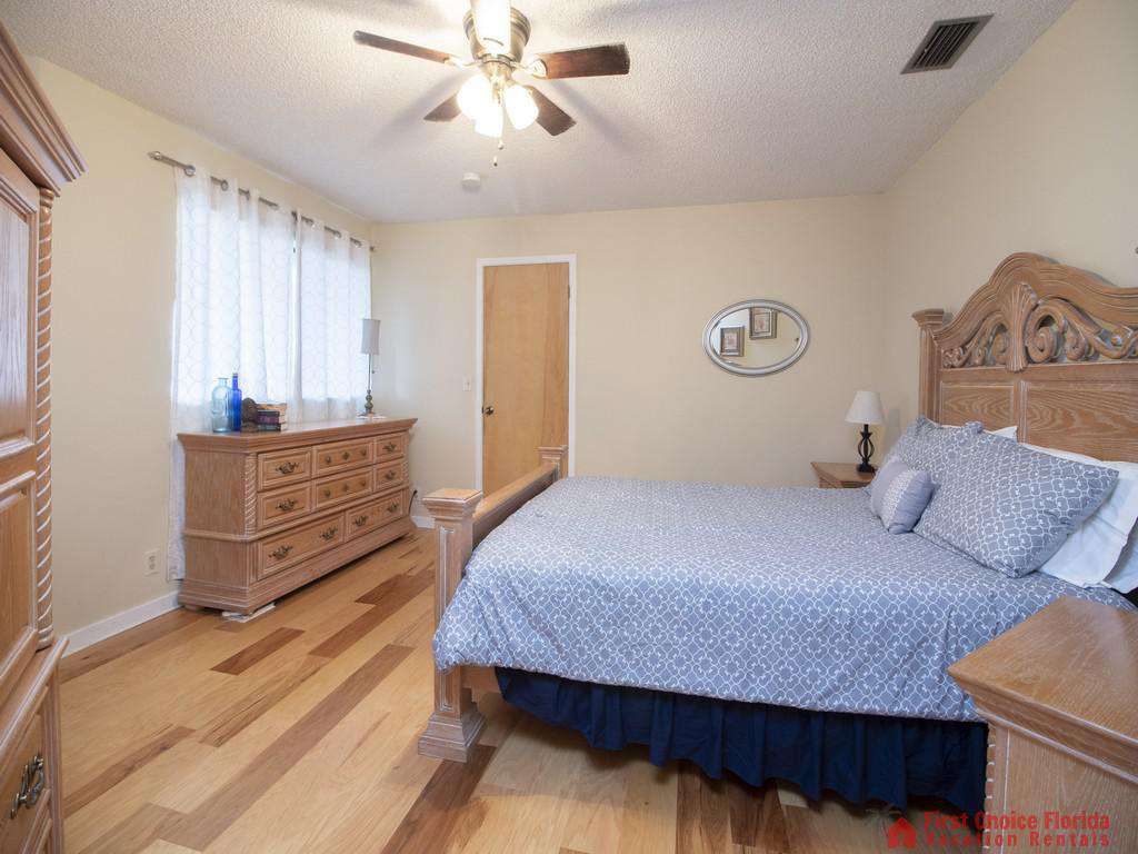 Hibiscus H301 Bedroom with Window