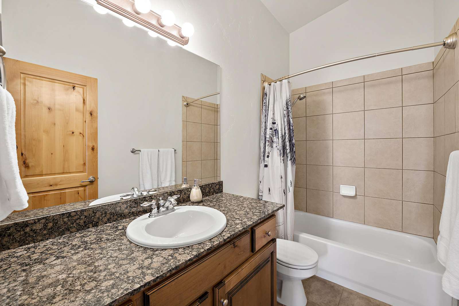 Additional guest bathroom with a tub/shower