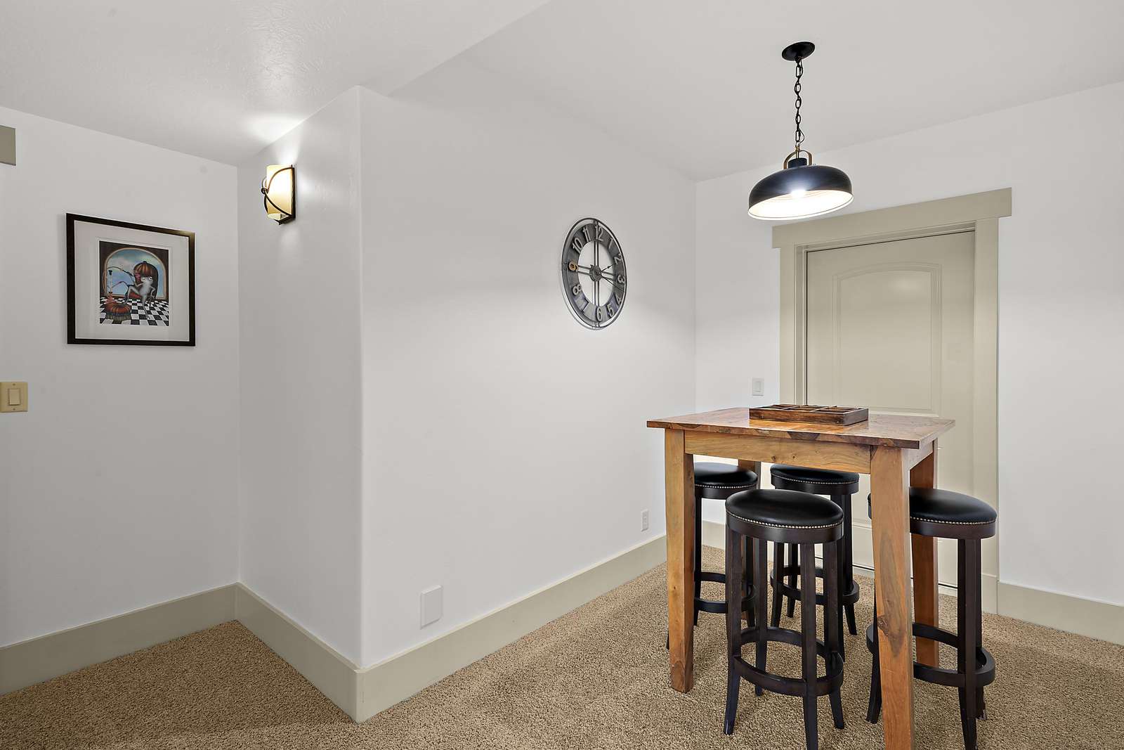 Extra nook for dining and games