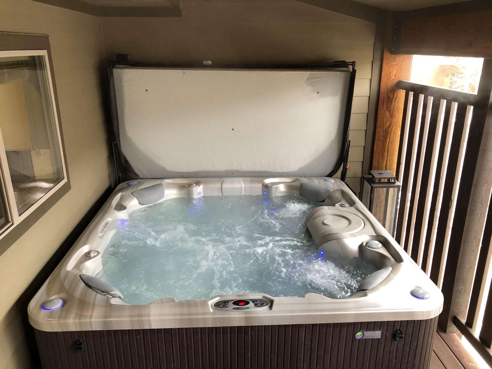 Excellent saltwater hot tub with room for 6