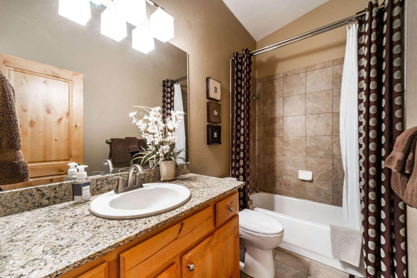 Guest bathroom with tub/shower