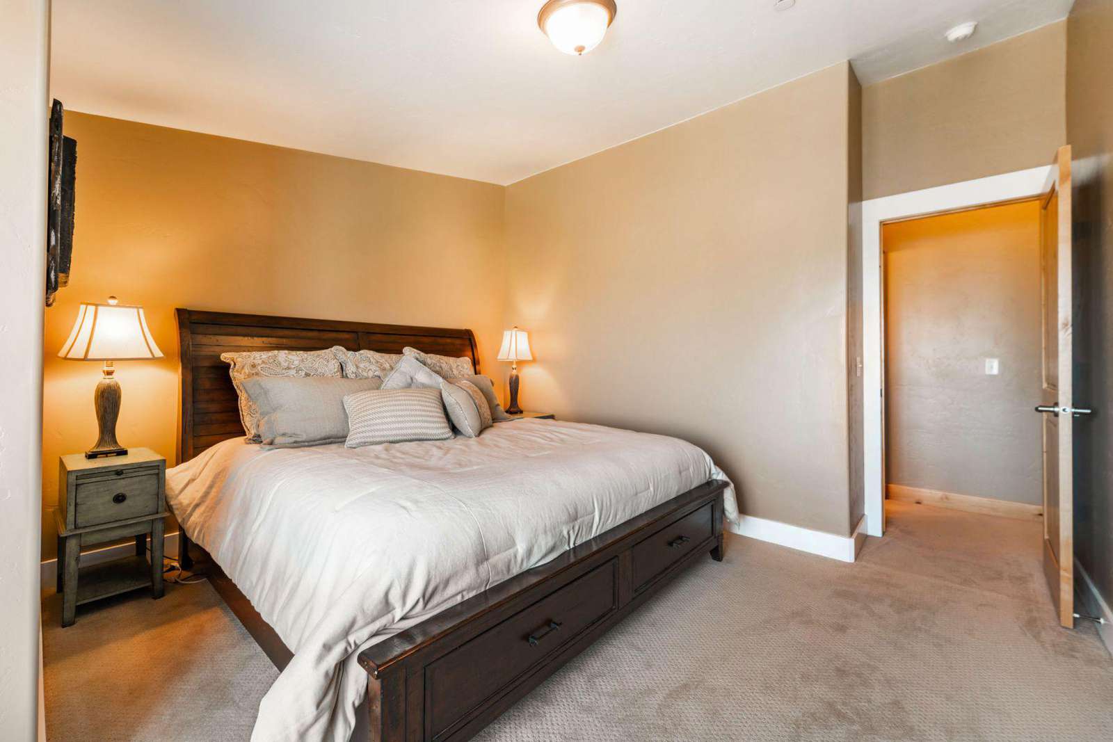Private guest bedroom